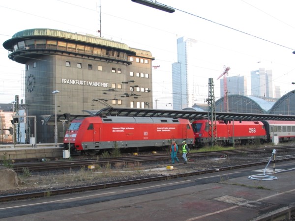 Abbildung der Lokomotiven 101 011-5 und 1116 026-4
