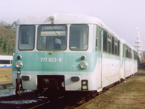 Abbildung des Triebwagens 771 023-9 der UBB