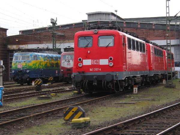 Abbildung der Lokomotiven 141 357-4 + 103 220-0