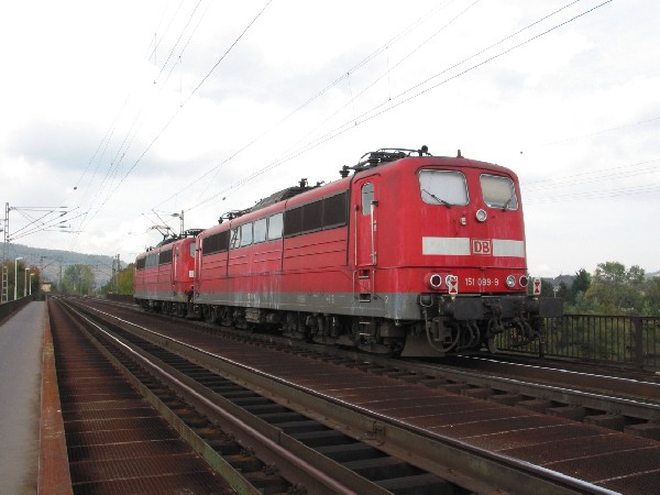 Abbildung der Lokomotiven 151 099-9 und 151 104-7