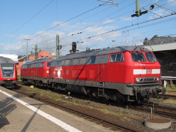Abbildung der Lokomotiven 225 081-9 und 225 100-7