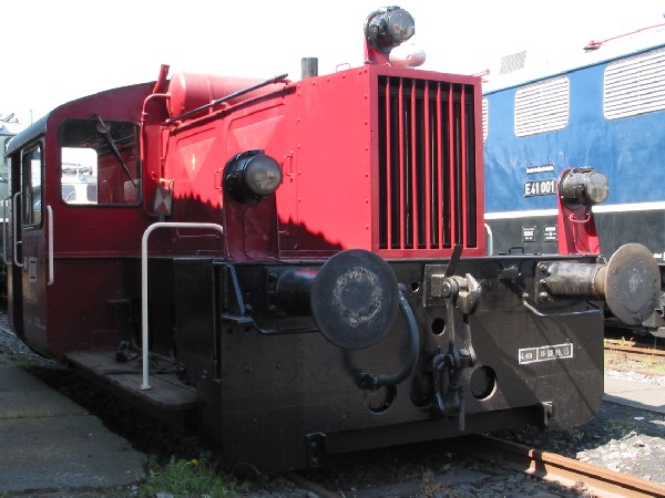 Abbildung der Lokomotive 323 852-4