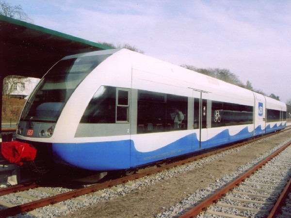 Abbildung eines Triebwagens der Baureihe 646 (GTW 2/6) der UBB