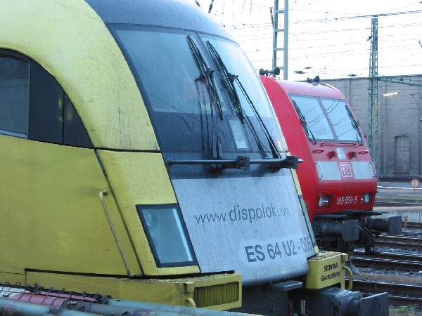 Abbildung der Lokomotiven ES 64 U2-006 (182 506) + 185 058-5