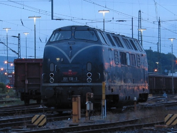 Abbildung der Lokomotive 221 136-5