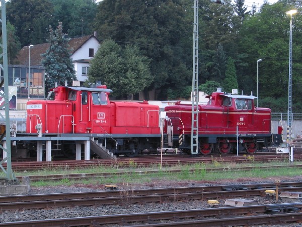 Abbildung der Lokomotiven 360 159-8 + 260 770-3 der EfW
