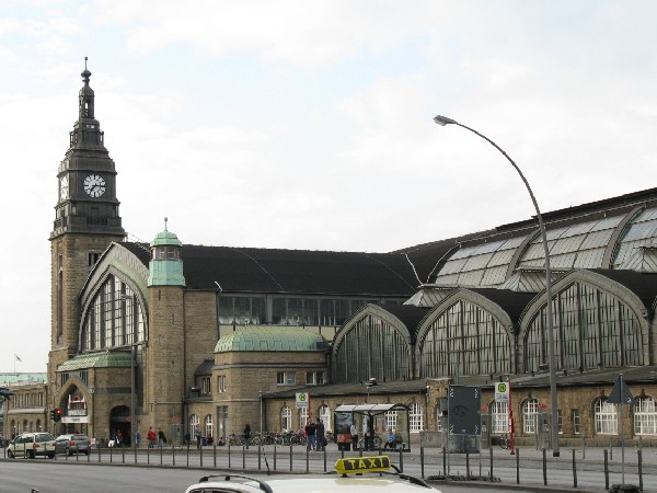Abbildung des Hauptbahnhofes Hamburg - Auenansicht