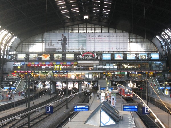 Abbildung des Hauptbahnhofes Hamburg - Innenansicht